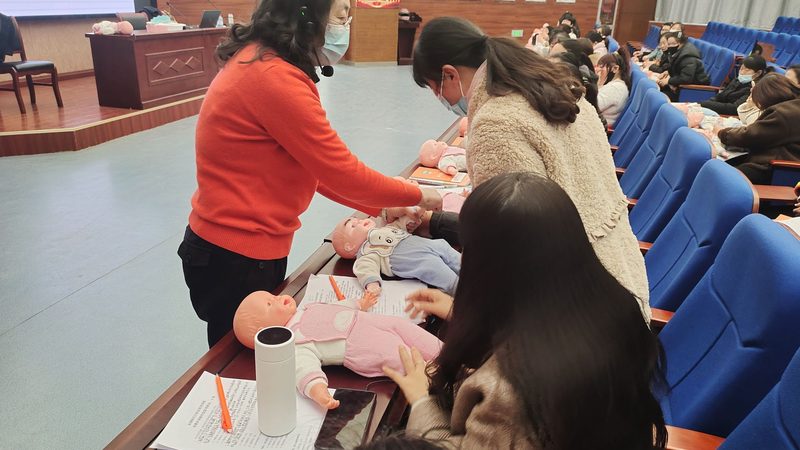 上海育婴师：职业前景与技能提升关键**